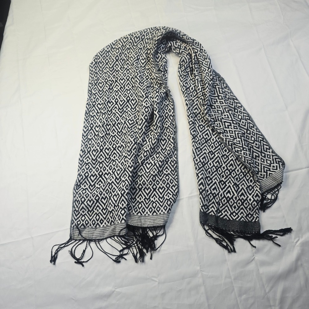 H&M Unisex One Size Scarf Black White Geometric Diamond Fringed Woven L13